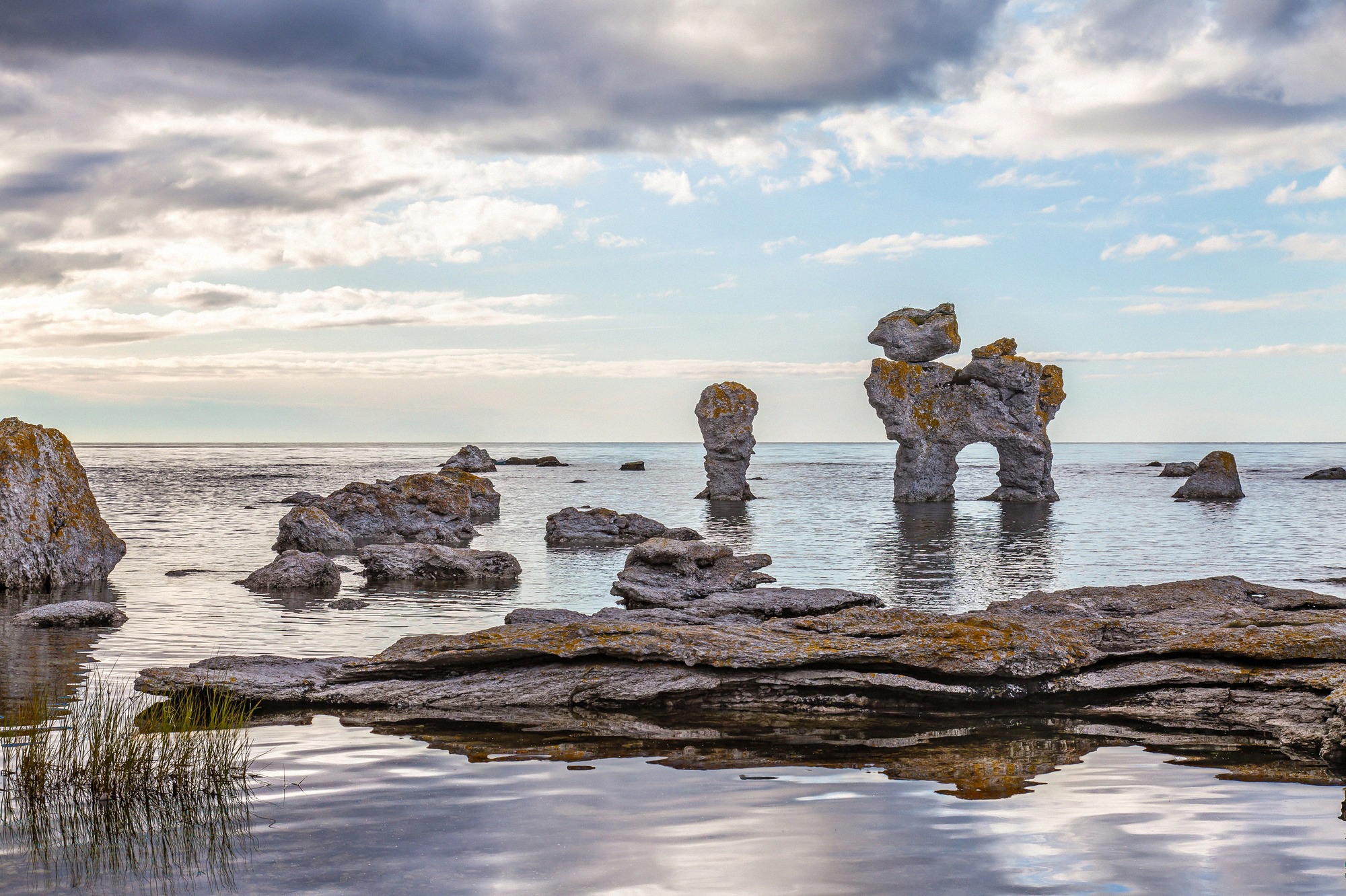 Bizarre Kalksteinformationen (Raukar) im flachen Wasser vor der Insel Fårö.