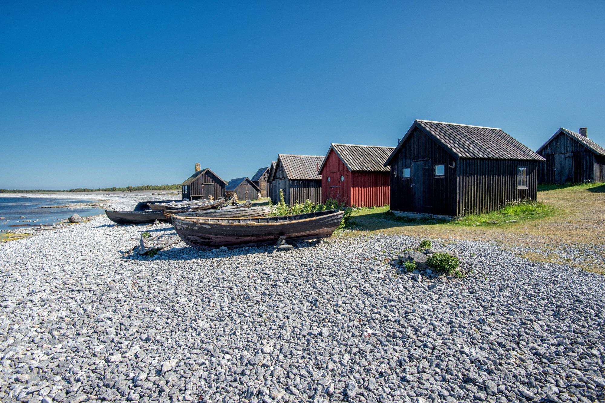Traditionelle Fischerhütten des Dorfes Helgumannen auf der gotländischen Insel Fårö.
