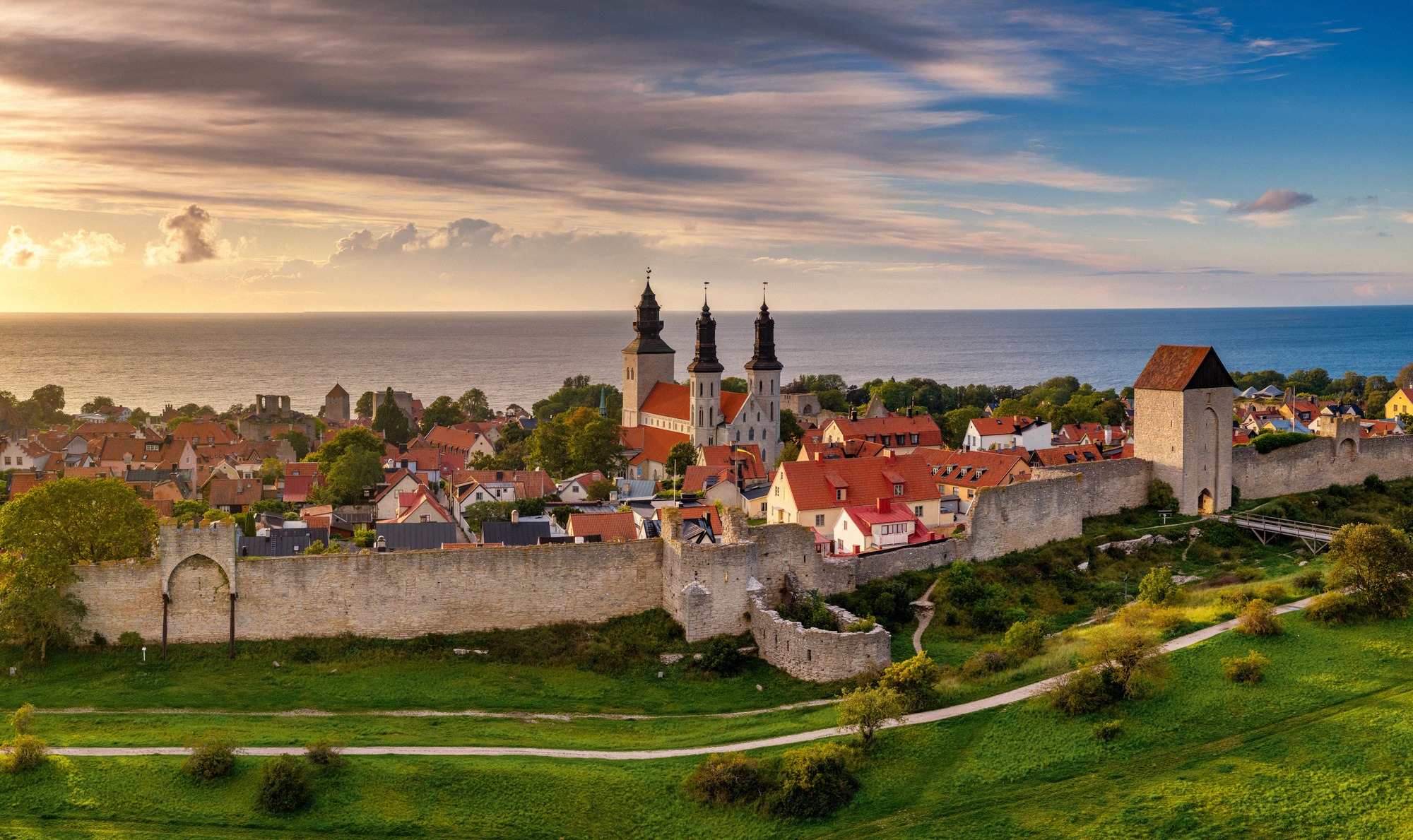 Die Ringmauer und Türme der Hansestadt Visby auf Gotland