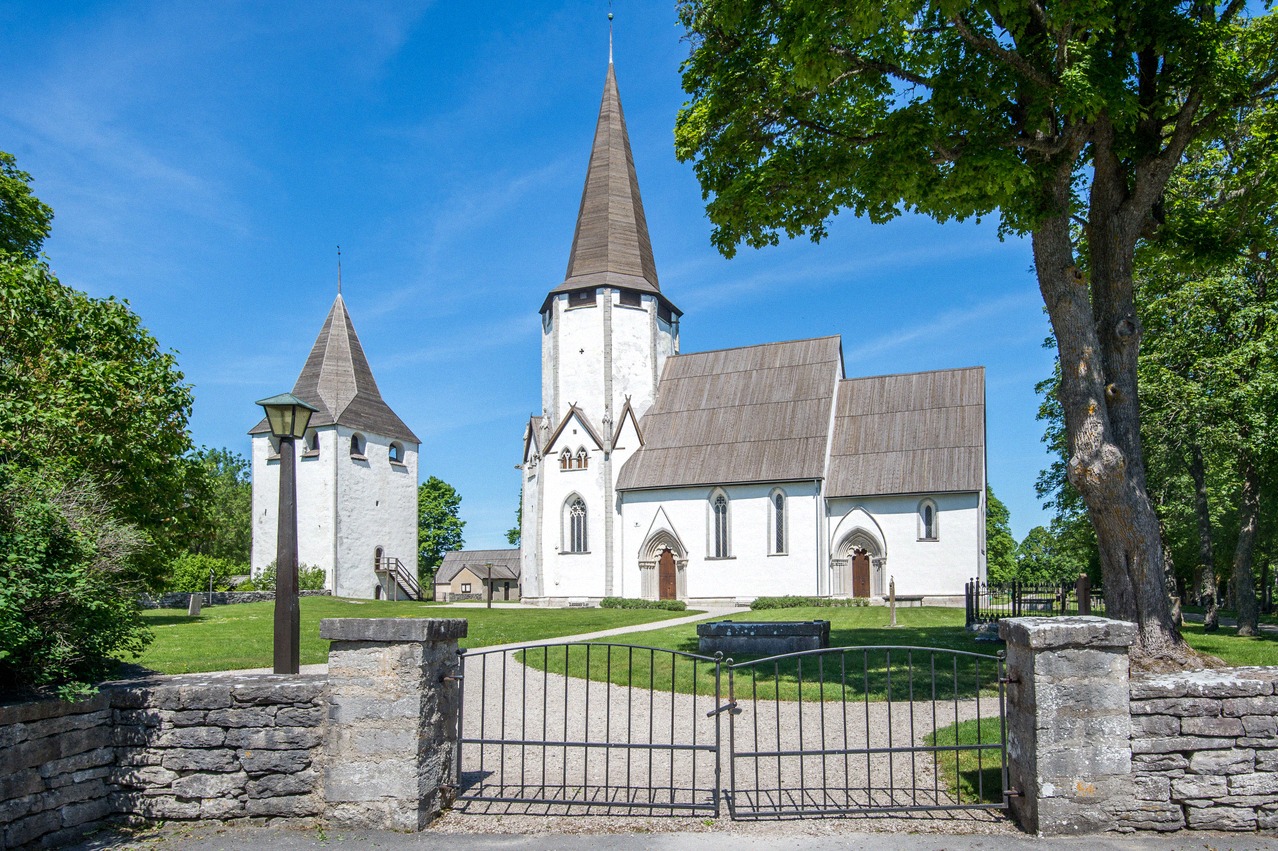 Die mittelalterliche Kirche von Lärbro mit ihrem Wehrturm