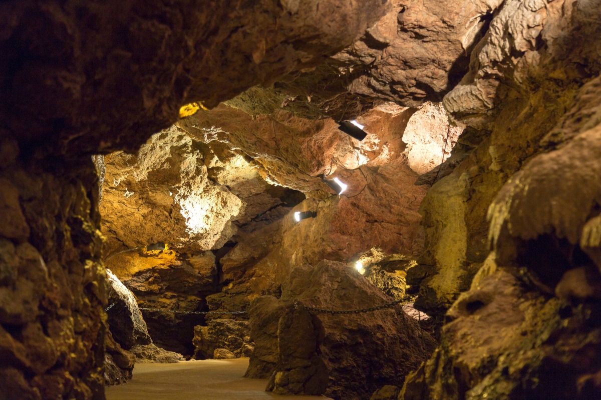 Beleuchteter Höhlengang der Lummelundagrottan