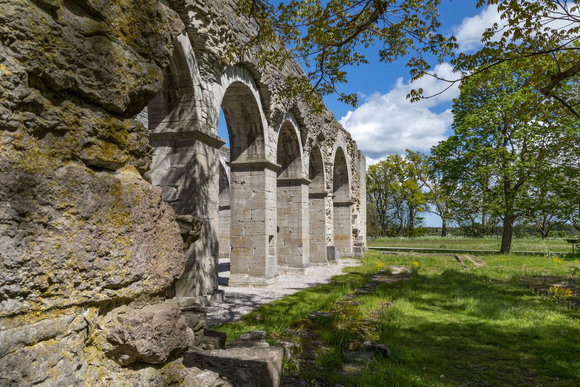 Zisterzienserkloster aus dem 12. Jahrhundert: erhaltene Außenmauern und Bögen der basilika.
