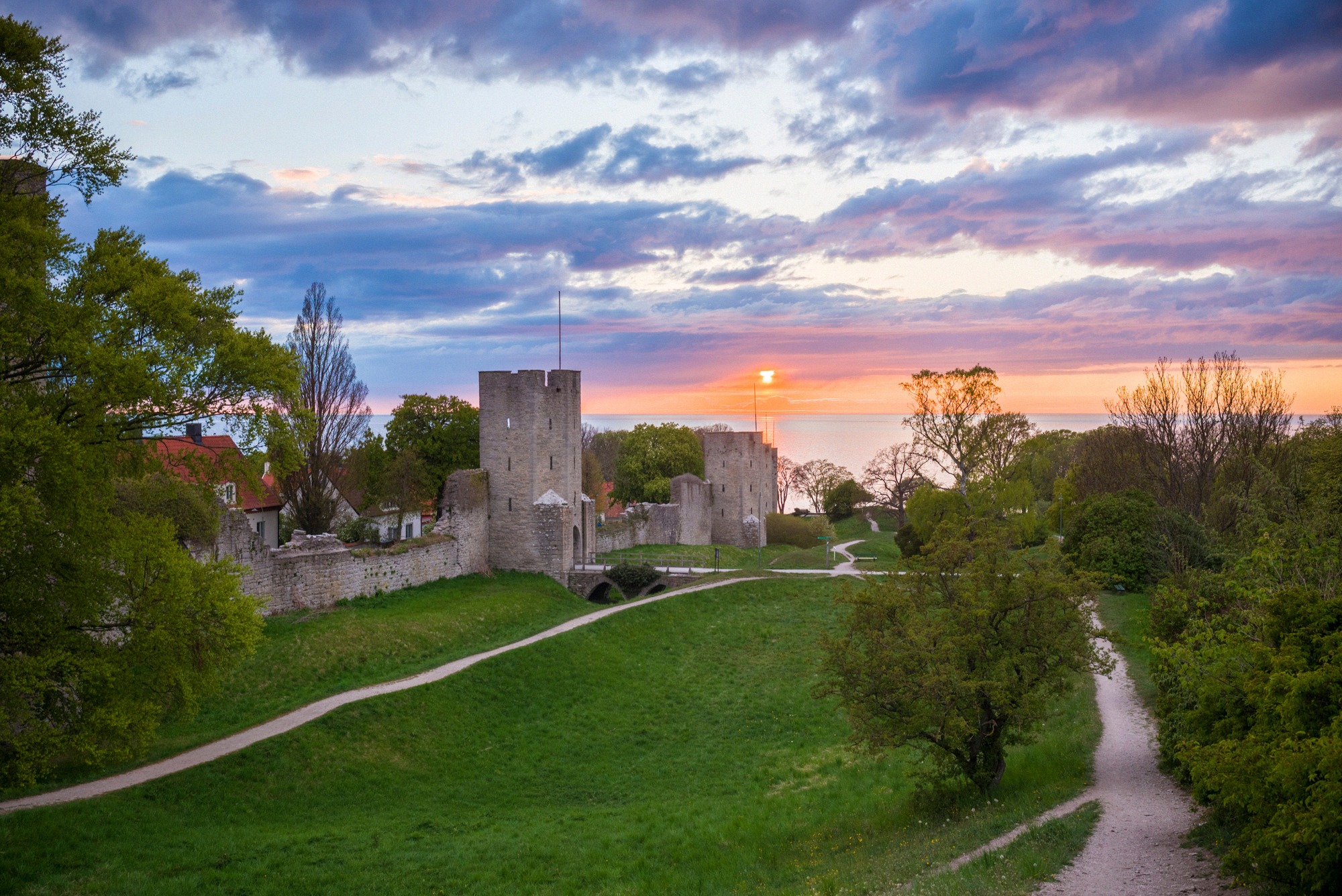 Die Ringmauer von Visby mit Wehrtürmen im warmen Abendlicht