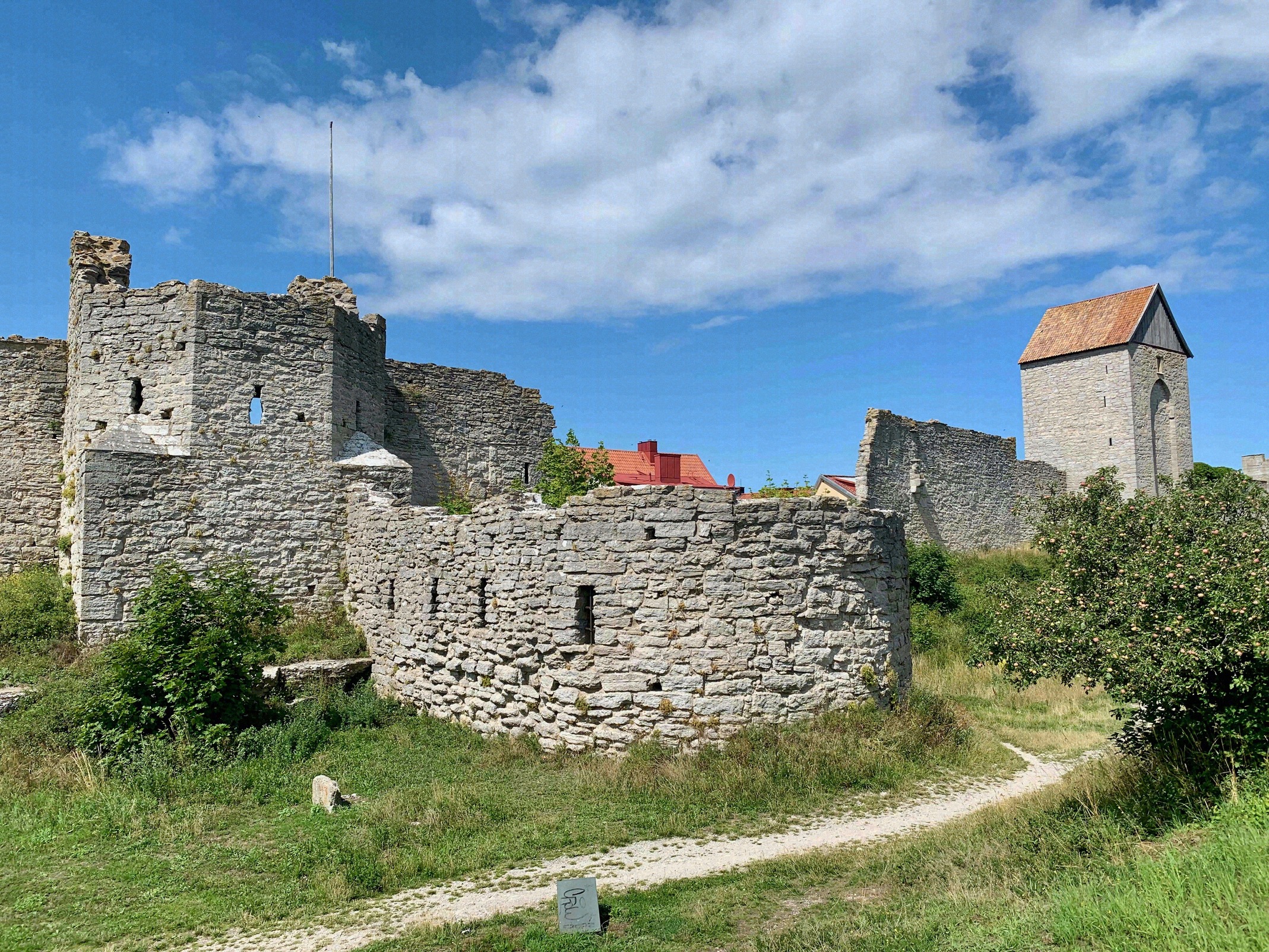 Die Visby Ringmauer mit rundem Mauerabschnitt und dem Dalmanstornet im Hintergrund.